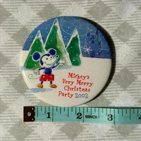 Walt Disney's Mickey's Very Merry Christmas Party 2002 Pin-Back Button - Picture 3 of 4